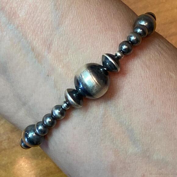 Native American Sterling Navajo Pearl Beads & 5 Pearl Coin Stretch Bracelet - Picture 3 of 10